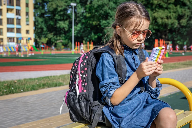 86% dos brasileiros defendem restrições ao uso de celular nas escolas, revela pesquisa da Nexus (Freepik/Divulgação)