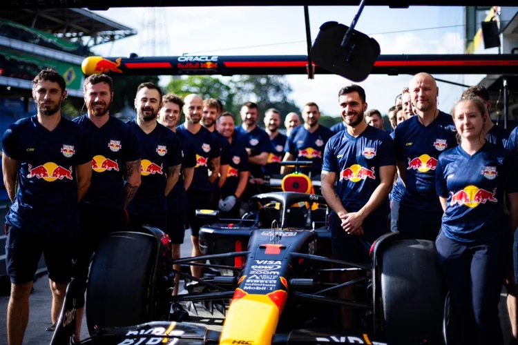 Pilotos e mecânicos da Oracle Red Bull Racing posam com a camisa especial, desenvolvida em parceria com o Red Bull Bragantino, durante os preparativos para o Grande Prêmio de São Paulo, que acontece neste fim de semana em Interlagos (Divulgação/Red Bull)