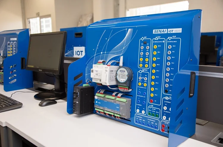 Projetada com tecnologias de ponta como IoT, big data, inteligência artificial, manufatura aditiva e cloud computing, a Fábrica 4.0 funciona tanto como uma vitrine tecnológica para empresários quanto como centro de treinamento para funcionários. (Senai/Divulgação)