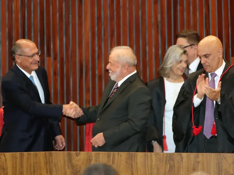 Vice-presidente eleito, Geraldo Alckmin, o presidente eleito, Luiz Inácio Lula da Silva, e o presidente do TSE, ministro Alexandre de Moraes, durante cerimônia de diplomação no TSE (Fabio Rodrigues-Pozzebom/Agência Brasil)