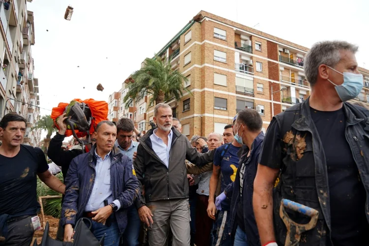 Rei Felipe VI, da Espanha: chuva de lama em protestos