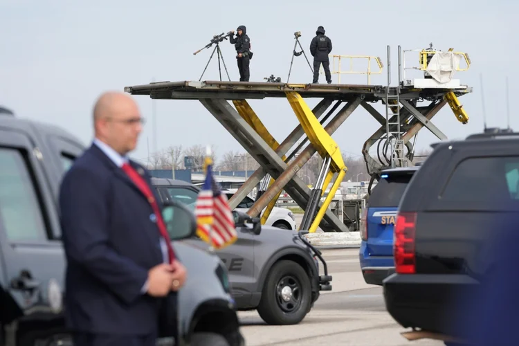 Atiradores do Serviço Secreto, responsáveis por proteger figuras políticas importantes dos EUA, monitoram a área enquanto a vice-presidente Kamala Harris embarca no Força Aérea Dois em Detroit, Michigan, em 4 de novembro de 2024. (Marion THIBAUT /AFP)