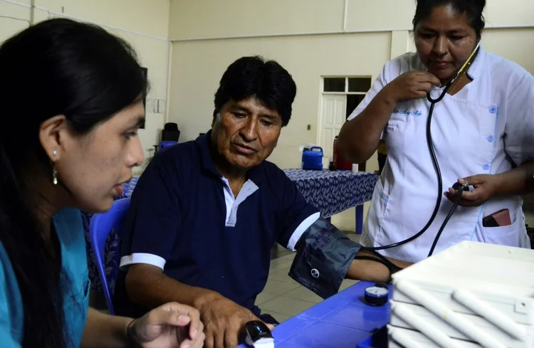 O ex-presidente boliviano Evo Morales recebe atendimento médico em Lauca Ñ, departamento de Cochabamba, onde iniciou uma greve de fome (AFP Photo)