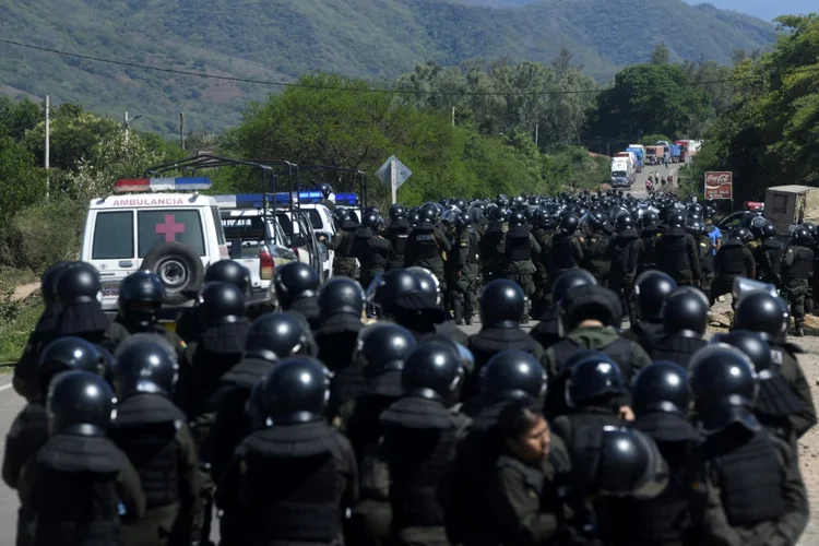 Forças de segurança chegam à rota bloqueada por seguidores do ex-presidente Evo Morales em Mairana, no departamento de Santa Cruz, Bolívia, em 4 de novembro de 2024 (AFP)