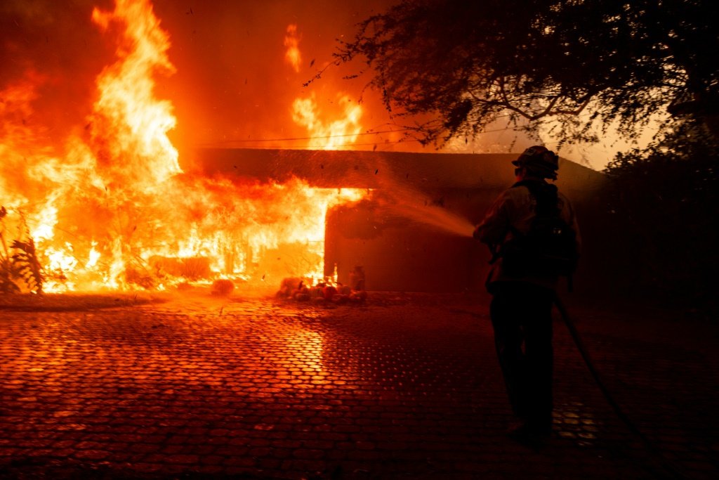 Incêndio florestal se alastra próximo a Los Angeles e chamas seguem fora de controle