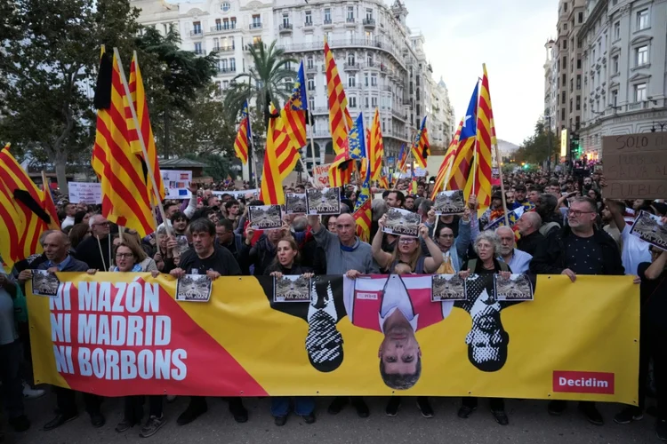 Manifestantes pedem a renúncia do presidente regional de Valencia (AFP/AFP)