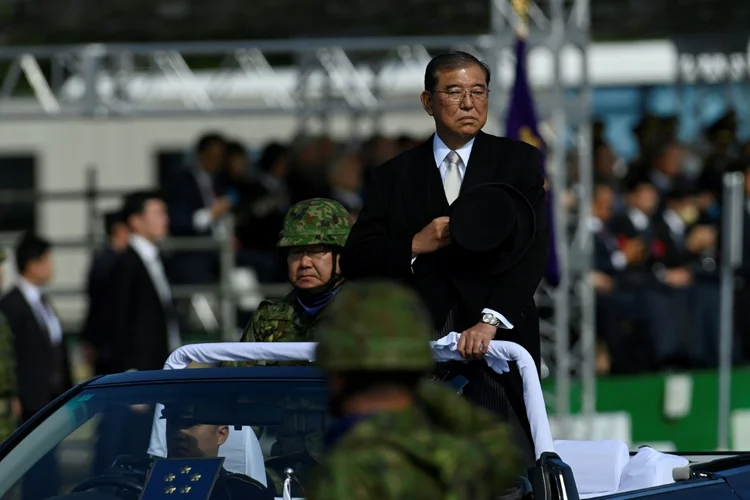 O primeiro-ministro japonês, Shigeru Ishiba, durante cerimônia militar em Asaka, em 9 de novembro de 2024 (AFP)