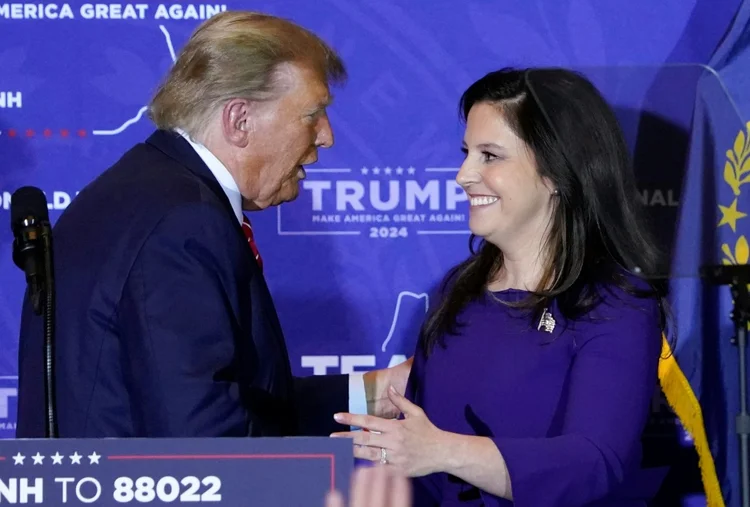 Donald Trump cumprimenta Elise Stefanik durante um comício de campanha em Concord, New Hampshire, em 19 de janeiro de 2024 (AFP)
