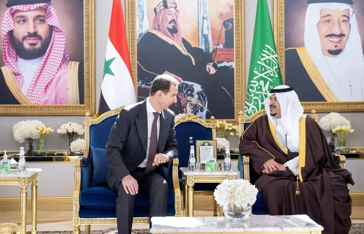 Vice-governador saudita da região de Riade, príncipe Mohamed bin Abdulrahman bin Abdulaziz (à direita), recebendo o presidente sírio Bashar al Assad, antes de uma cúpula árabe-islâmica (AFP)