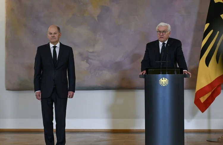 O chanceler alemão Olaf Scholz (E) e o presidente do país, Frank-Walter Steinmeier, durante evento em Berlim, em 7 de novembro de 2024 (AFP)