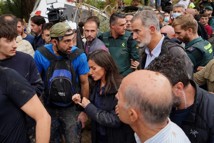 Felipe VI e Letizia, durante visita a Paiporta, perto de Valência (AFP)