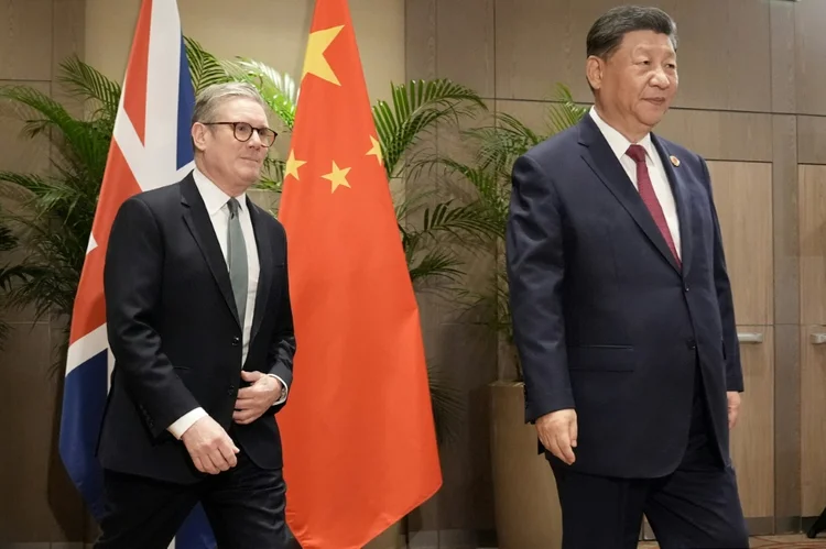O primeiro-ministro Keir Starmer (à esquerda) e o presidente Xi Jinping posam para as câmeras durante reunião em 18 de novembro de 2024 no Rio de Janeiro (AFP)