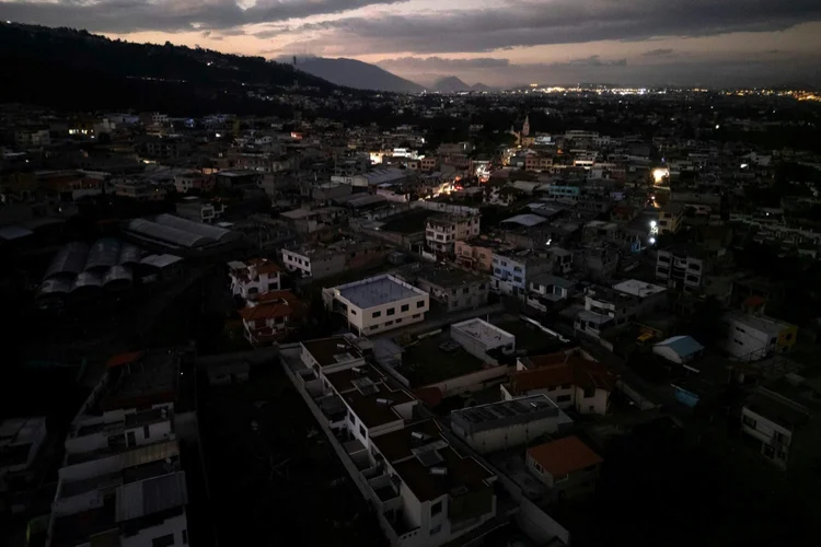  Vista da cidade durante um blecaute nacional programado para quatorze horas em Quito, tirada em 25 de outubro de 2024 (AFP)