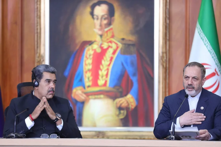 O presidente venezuelano Nicolas Maduro (esq.) com o ministro da Defesa do Irã, general de brigada Aziz Nasirzadeh, durante uma reunião no Palácio Presidencial de Miraflores, em Caracas, em 21 de novembro de 2024 (AFP)