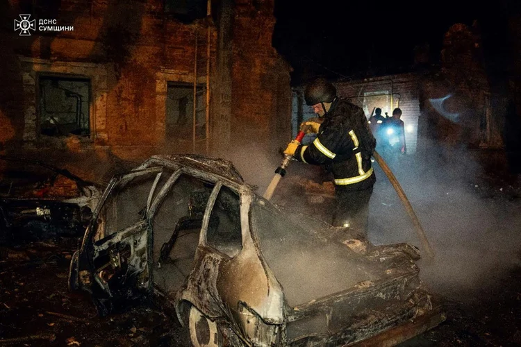 Bombeiros ucranianos trabalham após um ataque aéreo russo em Sumy em 22 de novembro de 2024 (AFP)