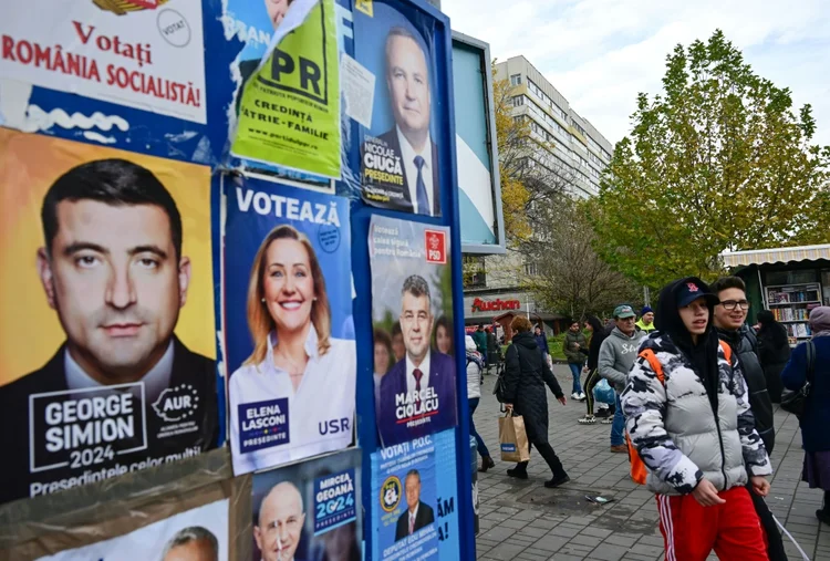 Romênia: cartazes eleitorais antes do primeiro turno das eleições presidenciais de 2024 (AFP)