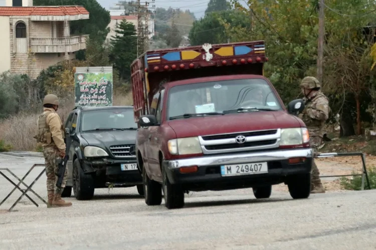 Soldados libaneses inspecionam veículo em posto de controle em Marjayoun, sul do Líbano, em 27 de novembro de 2024 (AFP)