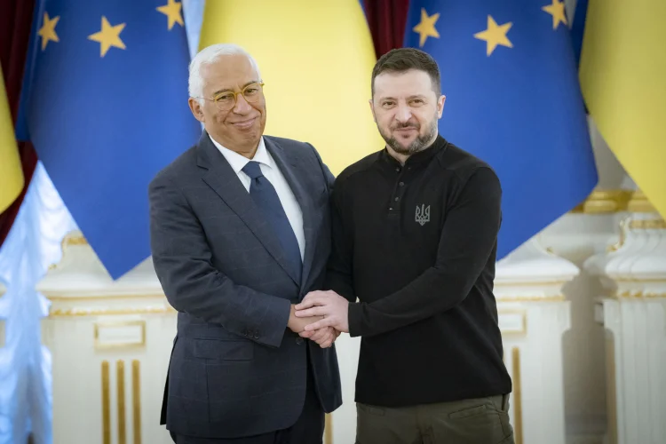 Presidente ucraniano Volodymyr Zelensky dando as boas-vindas ao presidente do Conselho Europeu Antonio Costa durante sua reunião em Kiev (AFP)