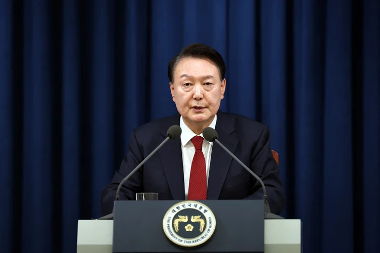 
Yoon Suk Yeol, presidente da Coreia do Sul, durante discurso na noite de terça, 3 de dezembro
 (Presidência da Coreia do Sul/AFP)