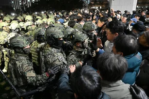 Imagem referente à matéria: Crise na Coreia do Sul: manifestantes pedem renúncia do presidente em frente ao Congresso