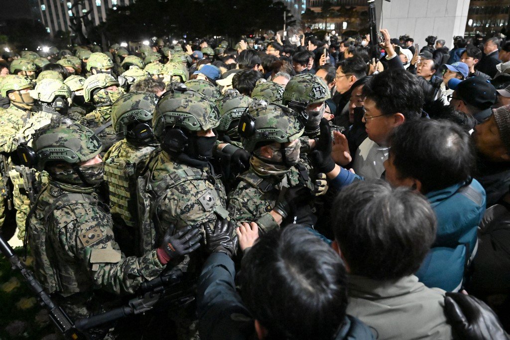 Crise na Coreia do Sul: manifestantes pedem renúncia do presidente em frente ao Congresso