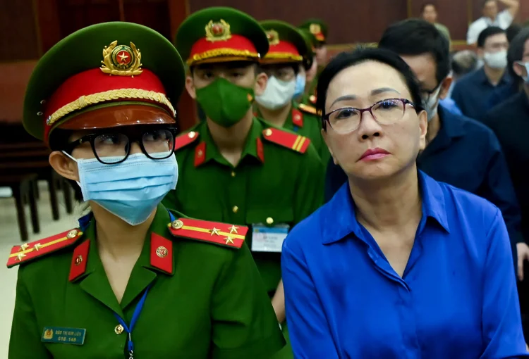 A magnata vietnamita Truong My Lan (D) olha para um tribunal na cidade de Ho Chi Minh em 3 de dezembro de 2024 (STR/AFP)