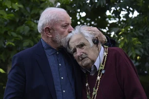 Imagem referente à matéria: Lula se encontra com Mujica no Uruguai e o homenageia com maior honraria do Brasil