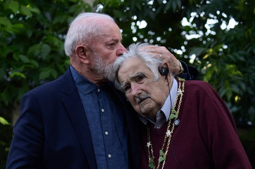 Lula se encontra com Mujica no Uruguai e o homenageia com maior honraria do Brasil