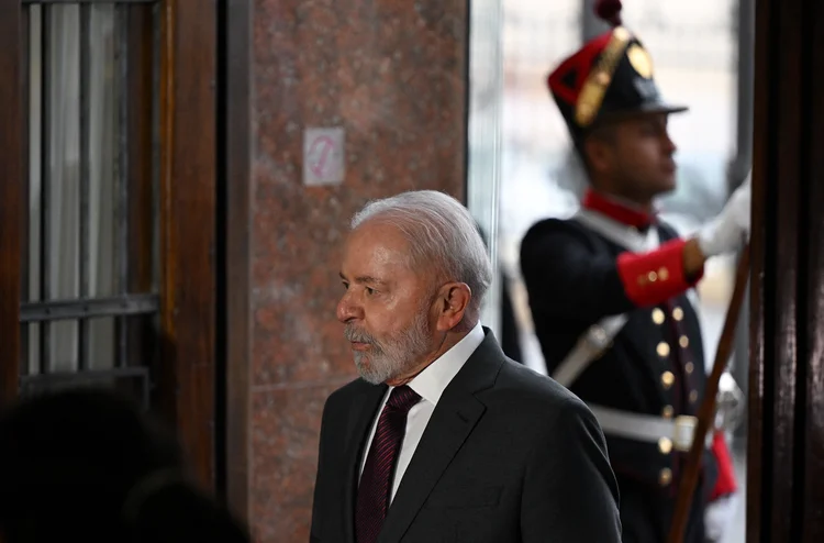 O presidente do Brasil, Luiz Inácio Lula da Silva, chega para a LXV Cúpula do Mercosul em Montevidéu, em 6 de dezembro de 2024 (Eitan ABRAMOVICH/AFP)