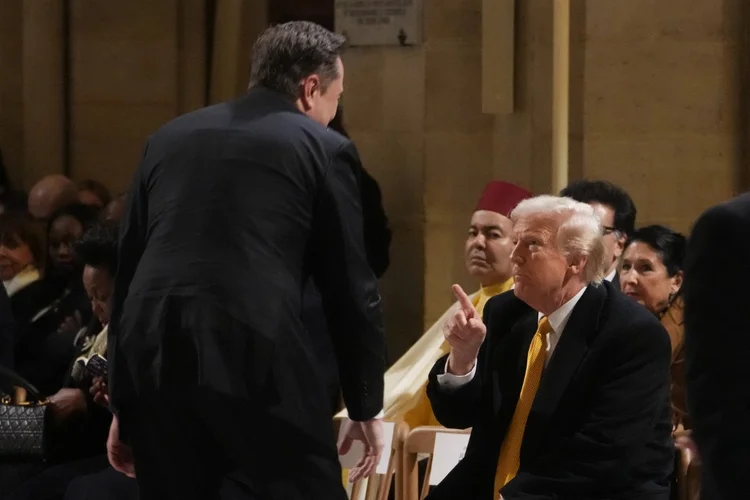 Elon Musk e Donald Trump: bilionário e futuro presidente dos Estados Unidos se cumprimentaram durante cerimônia de reinauguração da Catedral de Notre-Dame (Thibault Camus/AFP)