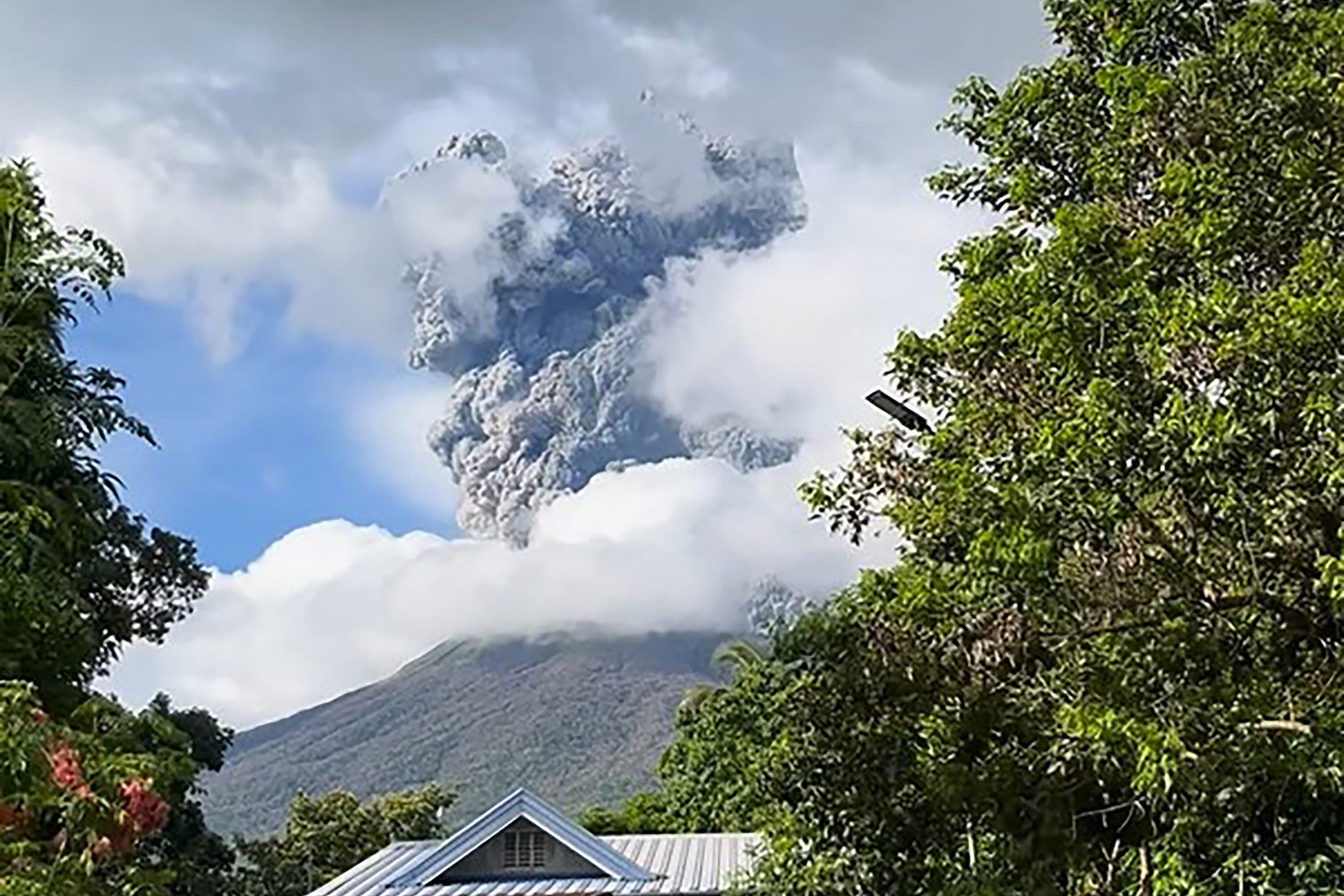 Vulcão Kanlaon entra em erupção nas Filipinas e população recebe ordem de evacuação