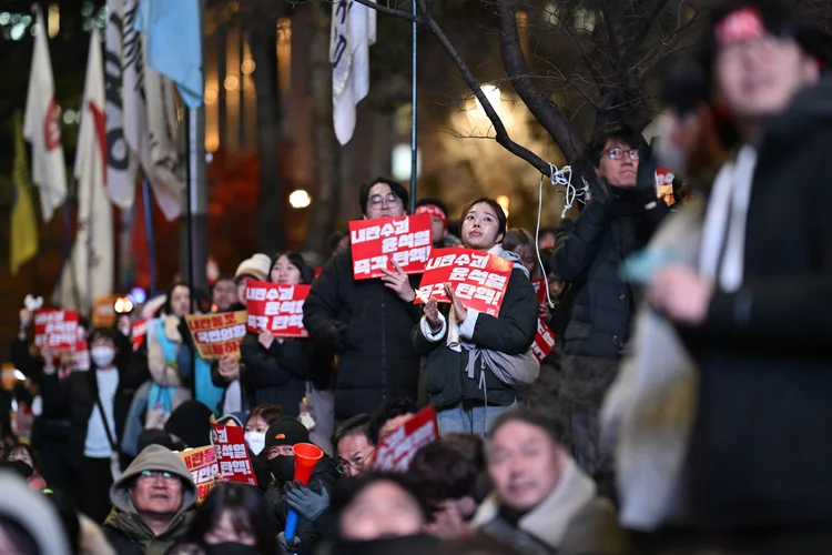 Protesto em Seul após o parlamento aprovar a moção de impeachment contra o presidente Yoon Suk Yeol, em dezembro. (ANTHONY WALLACE/AFP)