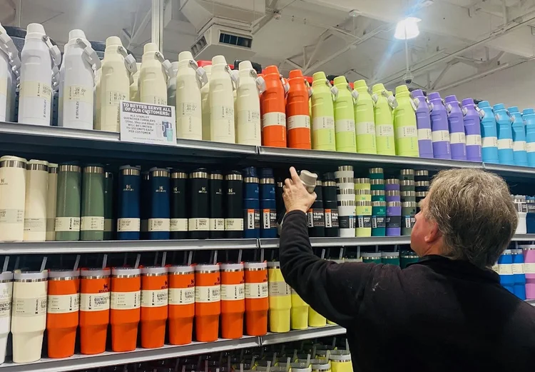 Produtos da Stanley em loja em Pasadena, Califórnia (Frederic Brown/AFP)