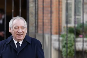 Bayrou aceita revisão da reforma da previdência, mas só se houver acordo dentro de 3 meses