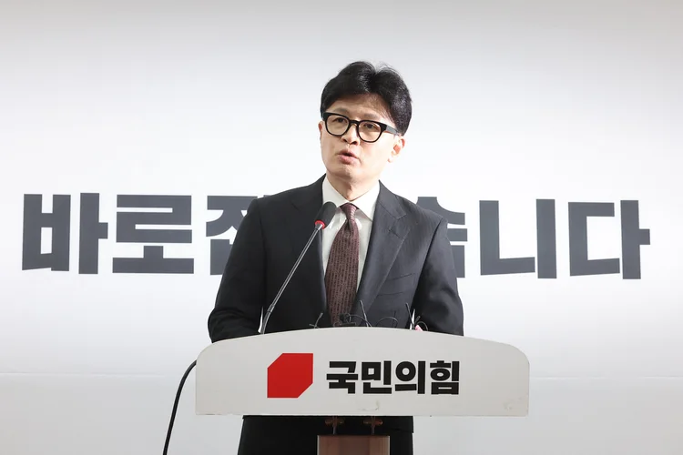 O líder do Partido do Poder Popular, Han Dong-hoon, fala durante uma coletiva de imprensa anunciando sua renúncia na Assembleia Nacional  (YONHAP /AFP)