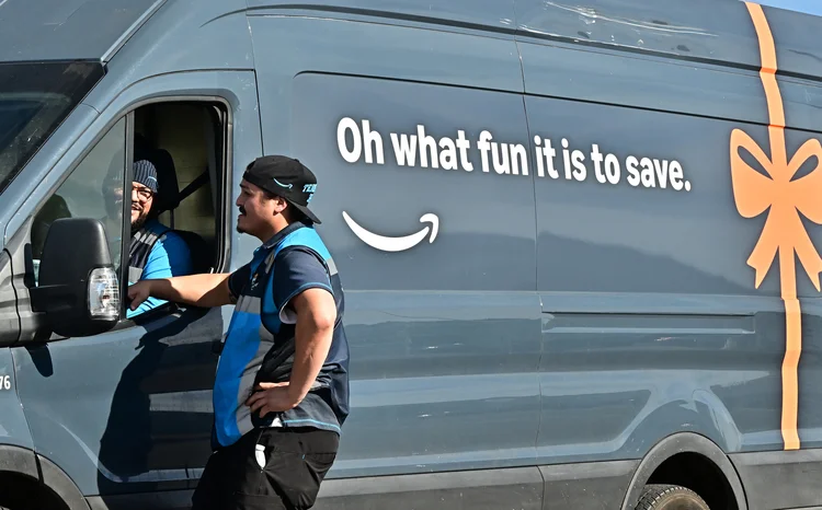 Entregador da Amazon: marketplace atingiu menor índice de satisfação do cliente em 12 anos (Frederic J. BROWN / AFP/AFP)