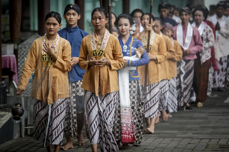 Um grupo de católicos participa da missa de Natal na Igreja do Sagrado Coração em Banda Aceh, na Indonésia, no dia 24 de dezembro de 2024 (DEVI RAHMAN/AFP)