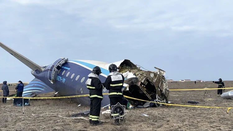 Avião da Embraer: 33 pessoas morreram na queda (Handout/ Kazakhstan's emergency situations ministry/AFP)