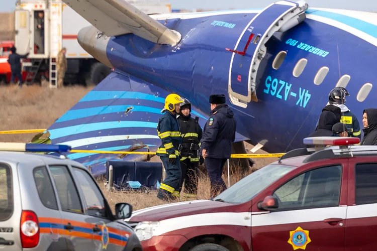 O avião da Azerbaijan Airlines, fabricado pela Embraer, caiu em dezembro do ano passado em Aktau, matando 39 dos 67 ocupantes (Issa Tazhenbayev/AFP)