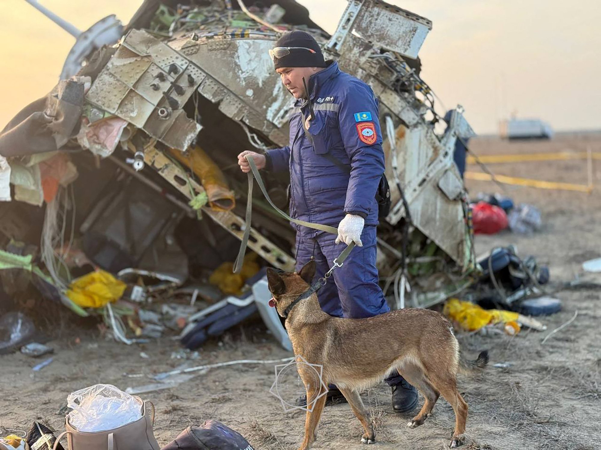 Nesta foto de folheto divulgada pelo Ministério de Situações de Emergência do Cazaquistão em 26 de dezembro de 2024, especialistas em emergência trabalham no local do acidente de um jato de passageiros da Azerbaijan Airlines perto da cidade de Aktau, no oeste do Cazaquistão. (Foto de folheto / Ministério de Situações de Emergência do Cazaquistão / AFP) / RESTRITO AO USO EDITORIAL - CRÉDITO OBRIGATÓRIO "FOTO AFP / Ministério de Situações de Emergência do Cazaquistão / folheto" - SEM MARKETING, SEM CAMPANHAS DE PUBLICIDADE - DISTRIBUÍDO COMO UM SERVIÇO AOS CLIENTES