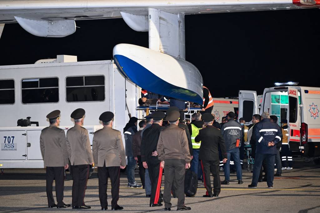 Azerbaijan Airlines diz que avião caiu devido a 'interferências externas, físicas e técnicas'