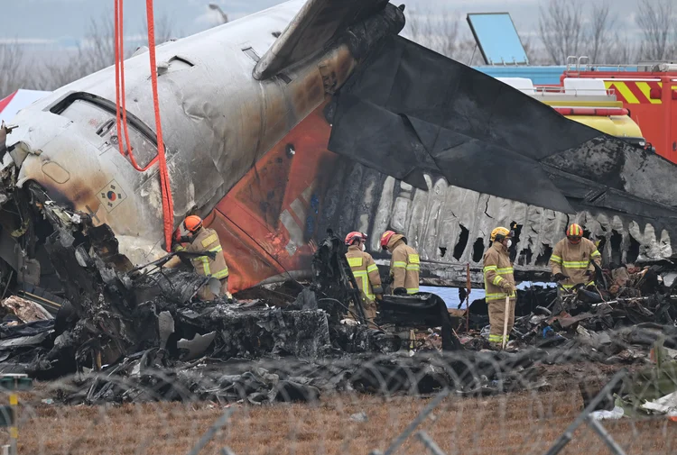 O avião colidiu contra um muro e explodiu em chamas. Apenas duas pessoas sobreviveram, ambas membros da tripulação resgatadas da cauda (AFP Photo)