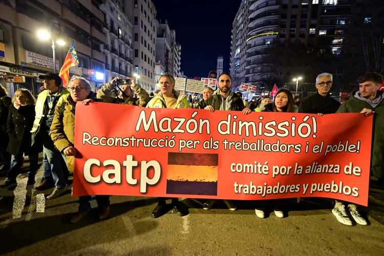 Os manifestantes iniciaram a marcha nas ruas do centro da cidade de Valência com faixas como "Mazón, renúncia", em referência ao presidente conservador da região de Valência, Carlos Mazón (JOSE JORDAN / AFP/AFP Photo)