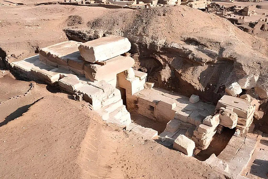 Cientistas descobrem templo egípcio de mais de 2 mil anos soterrado na areia