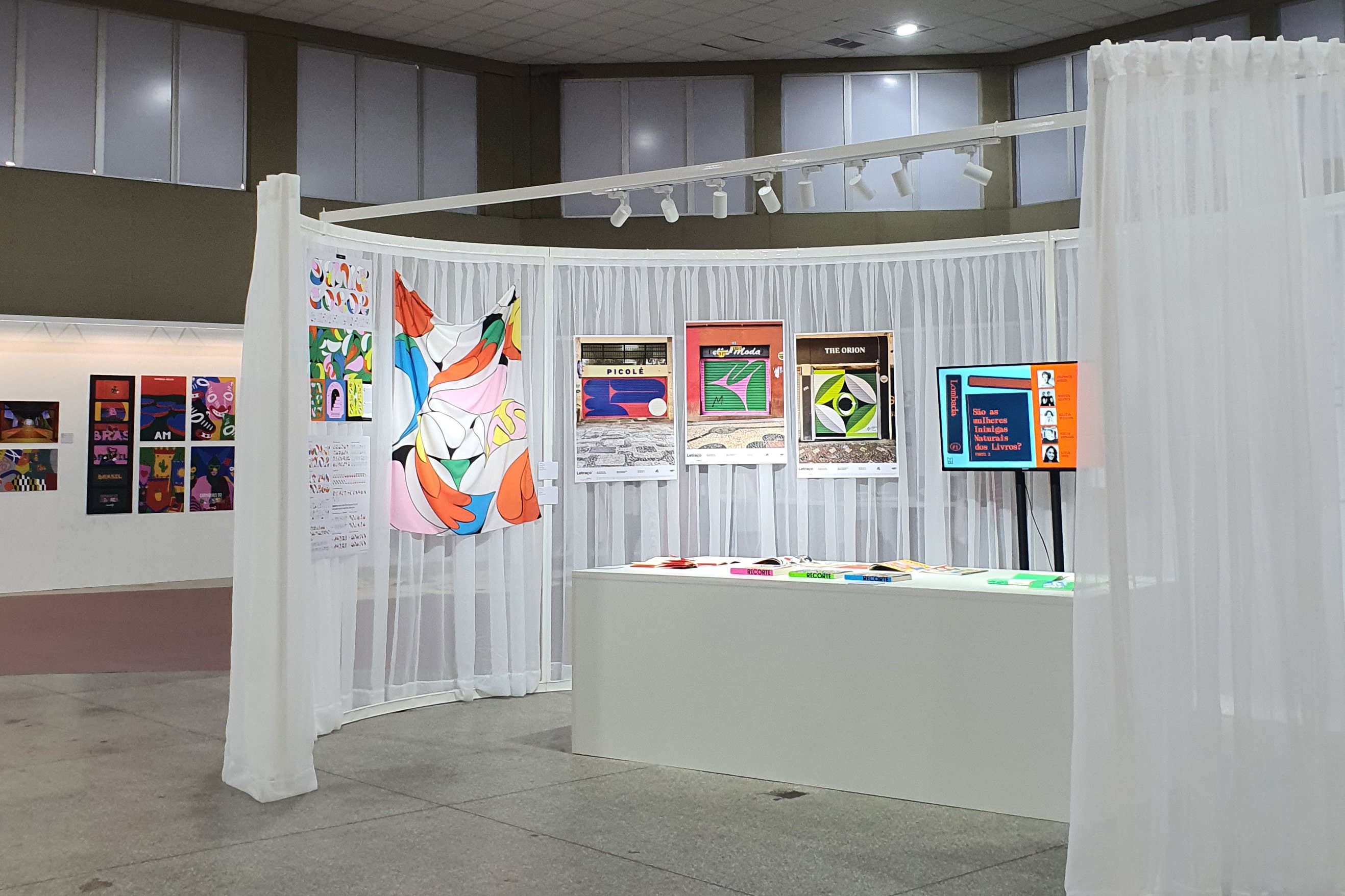 A exposição dos projetos selecionados para a 14ª Bienal de Design inclui diversas peças gráficas, como cartazes, revistas e livros