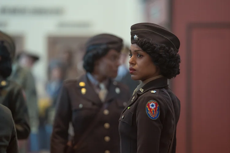 Batalhão 6888: Milauna Jackson como Tenente Campbell e Kerry Washington como Major Charity Adams.  (Bob Mahoney/Perry Well Films 2/Netflix)