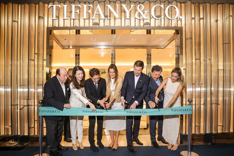 O Presidente e Diretor Executivo da Maison, Anthony Ledru, cortou a fita Tiffany Blue na cerimônia com a presença de Stephane LeForestier, Presidente da América Latina, Caribe & Miami e Laurita Mourão, Diretora-Geral da Tiffany & Co. no Brasil (Divulgação/Divulgação)