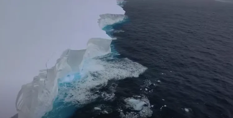 O A23a deverá se fragmentar em icebergs menores e, por fim, derreter (Reprodução )