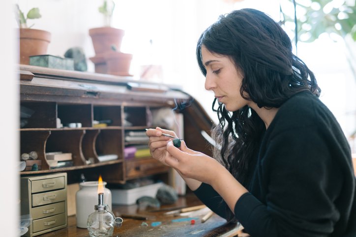 Iniciativa de impacto social capacita mulheres no setor de joalheria