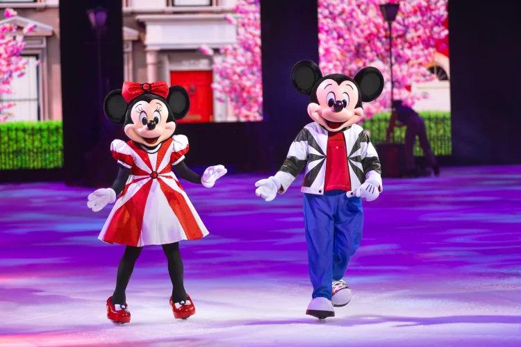 Minnie e Mickey: personagens patinam no gelo. (Divulgação/Divulgação)